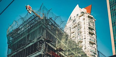 Ile kosztuje wynajem dźwigu w Polsce i od czego naprawdę zależy cena?