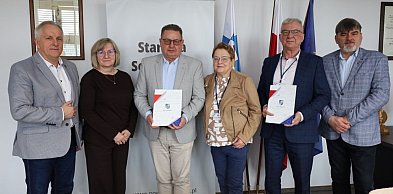 Pęperzyn (gmina Więcbork): Rusza budowa nowej drogi dla pieszych. Umowa podpisana