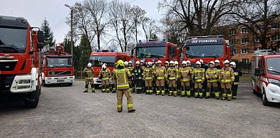 Strażackie manewry w Krajence. Druhowie ćwiczyli przy Urzędzie Gminy