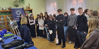 Policyjne stoisko na „drzwiach otwartych” w Więcborku. Ósmoklasiści poznali kulisy