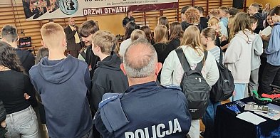 Koronowscy policjanci promowali służbę w Policji wśród uczniów koronowskiego liceu