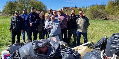 Policjanci z Więcborka sprzątają tereny zielone z okazji Dnia Ziemi