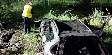 Tragiczny wypadek w kujawsko-pomorskim. Nie żyją dwie osoby po tym, jak auto wpad