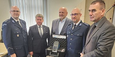 Policjanci z Mroczy i z Sadek otrzymali urządzenie do walki z przestępczością nark-30858