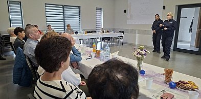 Policjanci z KPP w Sępólnie Krajeńskim spotkali się z seniorami, by porozmawiać o-31056