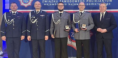Dzielnicowi z nakielskiej komendy wyróżnieni „Kryształowym Sercem”-32010