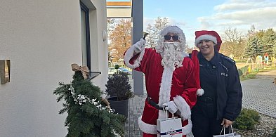 Policjantki z Mikołajem odwiedziły najmłodszych i seniorów w Sępólnie Krajeńskim-32400