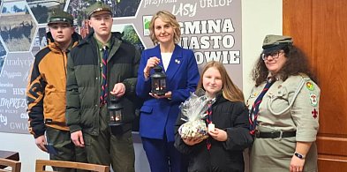 Jastrowie: Burmistrz Ewa Winkowska odebrała Betlejemskie Światło Pokoju z rąk harc-32617