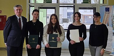 Gmina Więcbork/ Stypendia i nagrody finansowe dla uczniów ZSCKR Sypniewo