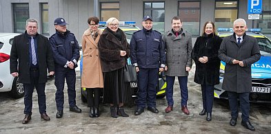 Nowy radiowóz dla Komisariatu Policji w Wyrzysku dzięki wsparciu samorządów Łobżen