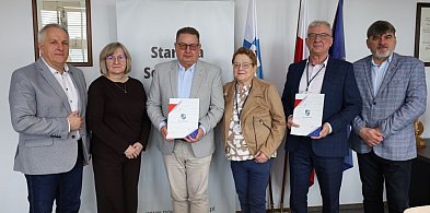 Pęperzyn (gmina Więcbork): Rusza budowa nowej drogi dla pieszych. Umowa podpisana