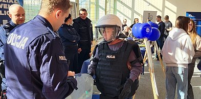 Policjanci na „Drzwiach otwartych” w sępoleńskim liceum