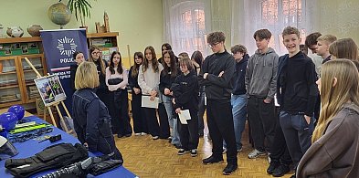 Policyjne stoisko na „drzwiach otwartych” w Więcborku. Ósmoklasiści poznali kulisy