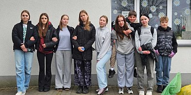 Wąwelno: Uczniowie ruszyli w teren. Akcja „Sprzątamy dla Polski” na Dzień Ziemi