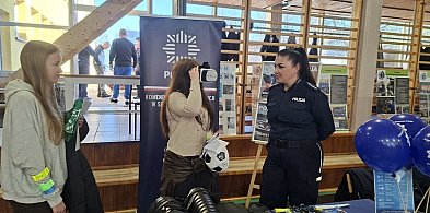 Policjanci na drzwiach otwartych w Zespole Szkół Ponadpodstawowych w Sępólnie Kraj