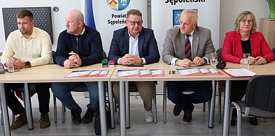 Powiat Sępoleński: Uroczyste podpisanie umów na modernizację budynku przy Alei 600