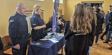 Koronowscy policjanci promowali służbę w Policji wśród uczniów koronowskiego liceu
