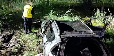 Tragiczny wypadek w kujawsko-pomorskim. Nie żyją dwie osoby po tym, jak auto wpad