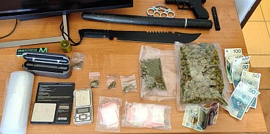 Nakło nad Notecią: Prawie ćwierć kilograma narkotyków w samochodzie