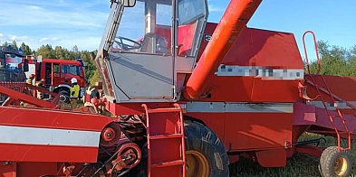Próba naprawy kombajnu kończy się dramatycznym wypadkie-29796