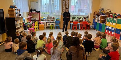 Dzielnicowa Posterunku Policji w Zakrzewie z wizytą u p-31373