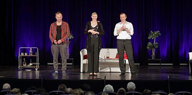 Za nami pełen śmiechu wieczór z komedią "Żona do adopcj-32121