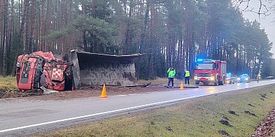 DK-25: Ciężarówka Man typu "łódka" zjechała z jezdni i-32304