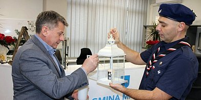 Betlejemskie Światło Pokoju w Urzędzie Miasta i Gminy w-32442