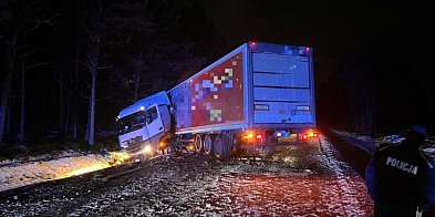 Nocne utrudnienia na DK-25. Ciężarówka zablokowała prze-32896