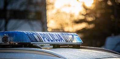 Ciężarówka uderzyła w drzewo, zablokowana DK11 w powiec-32947