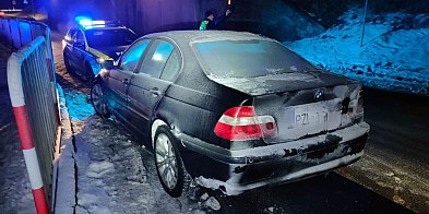 Niesprawne BMW blokowało ruch przed wiaduktem w Złotowi-33268