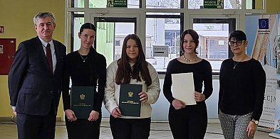 Gmina Więcbork/ Stypendia i nagrody finansowe dla uczni