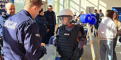 Policjanci na „Drzwiach otwartych” w sępoleńskim liceum