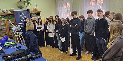 Policyjne stoisko na „drzwiach otwartych” w Więcborku.