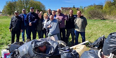 Policjanci z Więcborka sprzątają tereny zielone z okazj