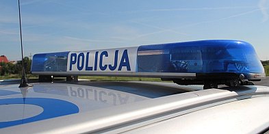 Nocny „drift” na skrzyżowaniu w Człuchowie. 23-latek z