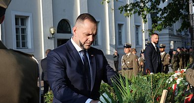 Prezydent złożył kwiaty przed pomnikiem upamiętniającym ofiary bombardowania Wielu-29692