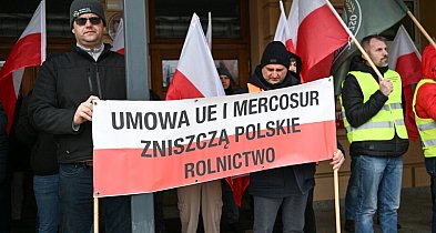 Rolnicy na drogach protestują przeciwko umowie Mercosur, zablokowali m.in. węzły A-32826