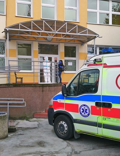 Niektóre szpitale przesuwają planowane operacje i ograniczają włączanie nowych pac-31396