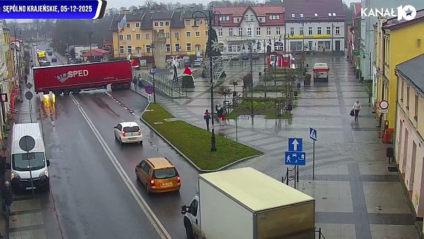 [W OKU KAMERY] Niecodzienna sytuacja na Placu Wolności w Sępólnie Krajeńskim, 05-12-2025