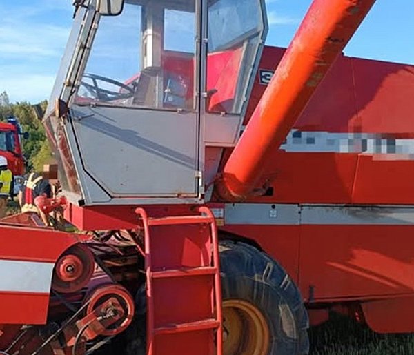 Próba naprawy kombajnu kończy się dramatycznym wypadkiem-29796