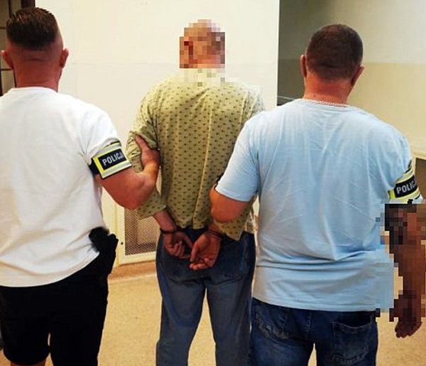Policjanci z Chojnic i Człuchowa odzyskali skradziony samochód-29826