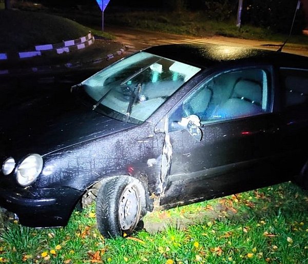 Złotów - Nietrzeźwy wjechał w płot, porzucił auto i uciekł-30846