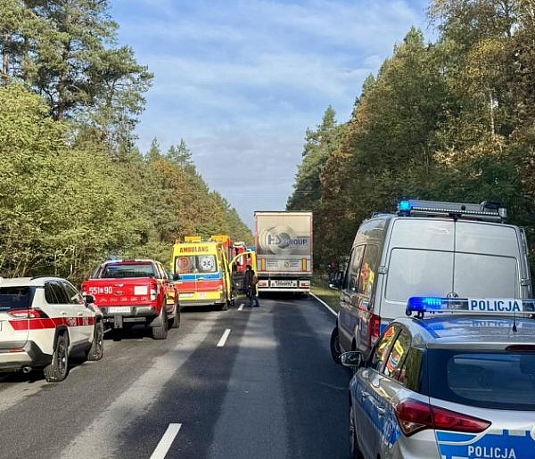 Wypadek z udziałem autokaru przewożącego dzieci na DK-10 pomiędzy Starą Łubianką a-31095