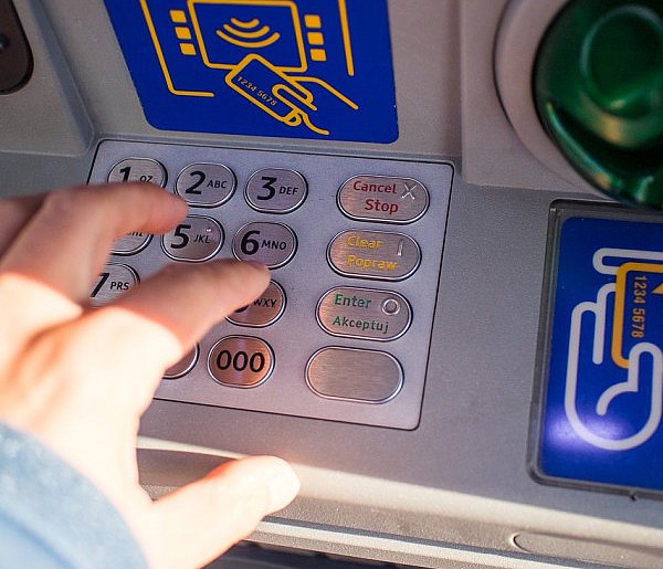 Z kont znikały pieniądze. Policja i bank badają ogólnopolski incydent-31178