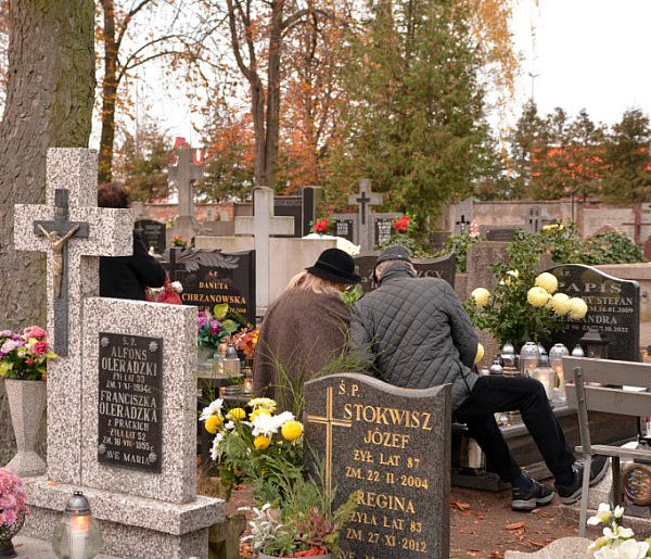 Savoir-vivre na 1 listopada. Jak się zachować podczas wizyty na cmentarzu?-31299