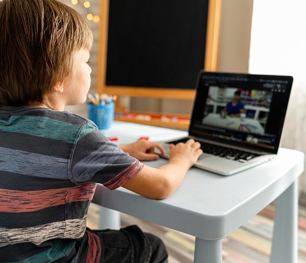 Popularni influencerzy mogą mieć kłopoty. Treści dla dzieci budzą kontrowersje-31599