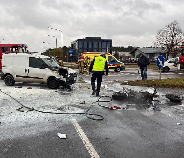 Piła: Zderzenie samochodu osobowego z motocyklem. Jednoślad stanął w płomieniach-31778