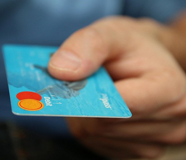 Fiskus skontroluje płatności kartą Polaków? Resort zabiera głos-31807