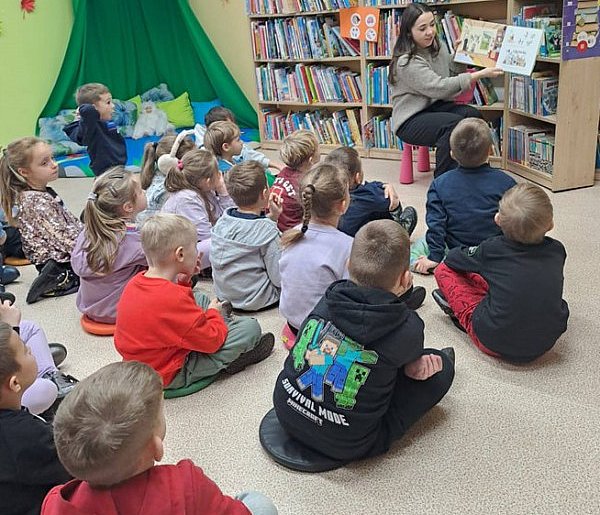 Liski odwiedziły bibliotekę w Centrum Kultury Sportu i Turystyki w Debrznie-31844